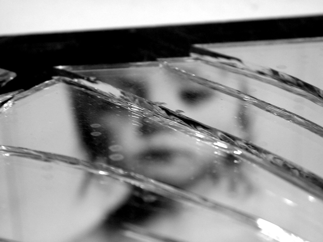 broken-mirror-3-1317214-1280x960